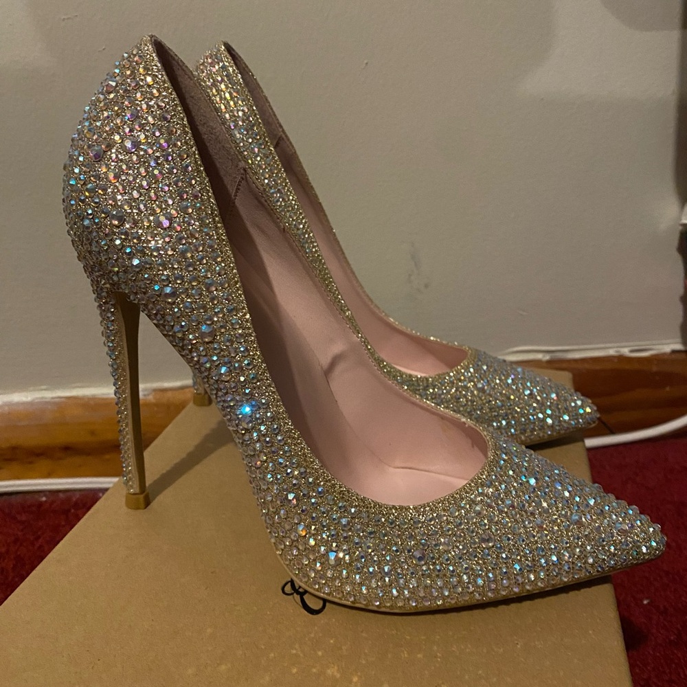 Brand new never worn Women’s size US 7 EUR 37 heels